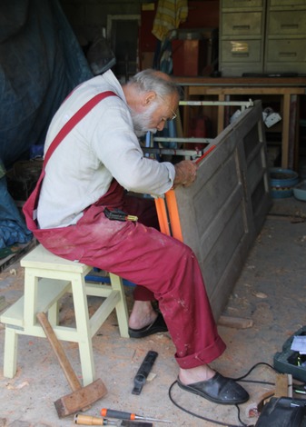 Hulpbieder Leo helpt met klusjes